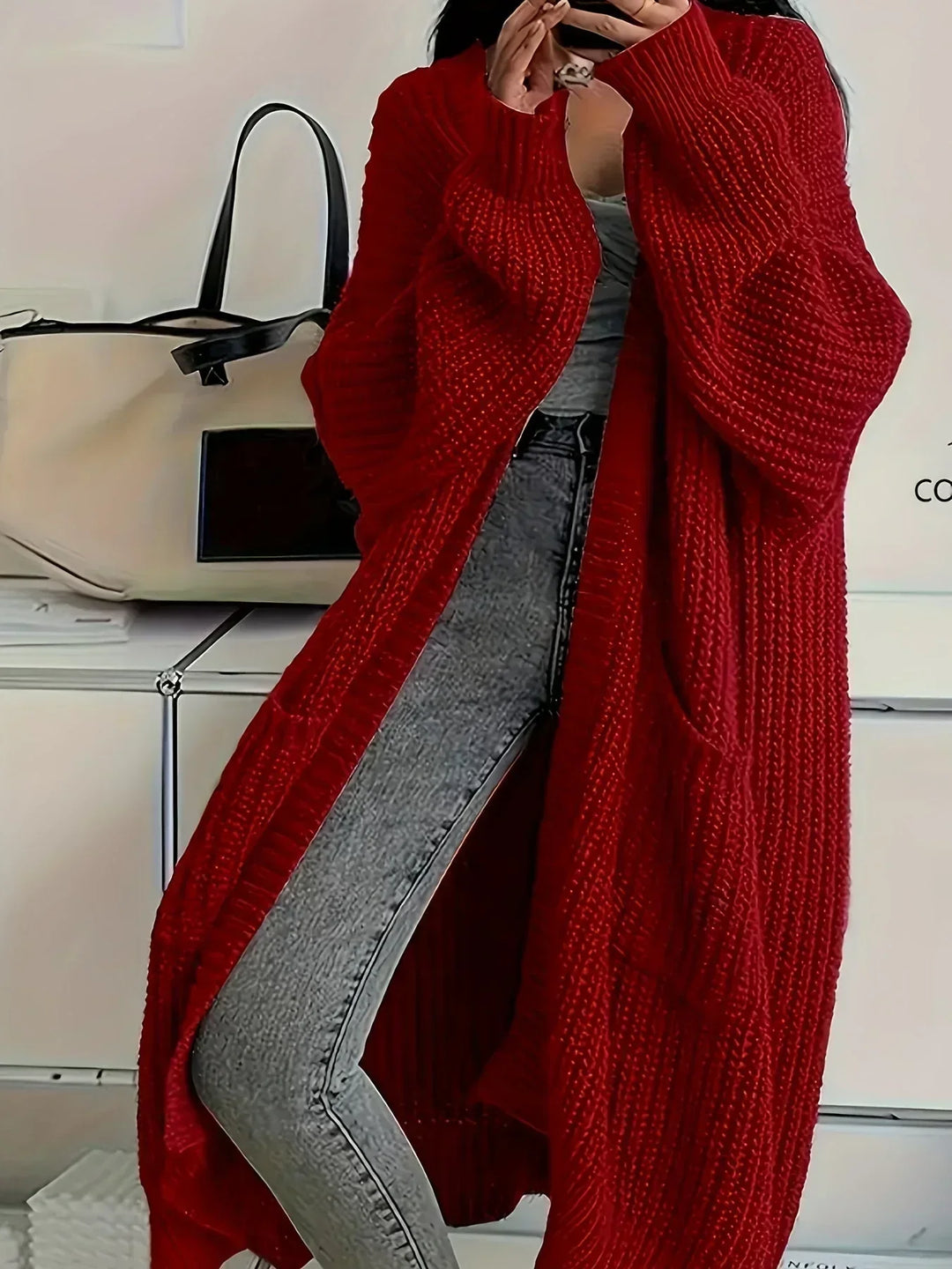 Rückansicht des bequemen Damen Wärme-Cardigans Sophia, langer Strick für eleganten Fall & gemütliche Wärme im Winter.