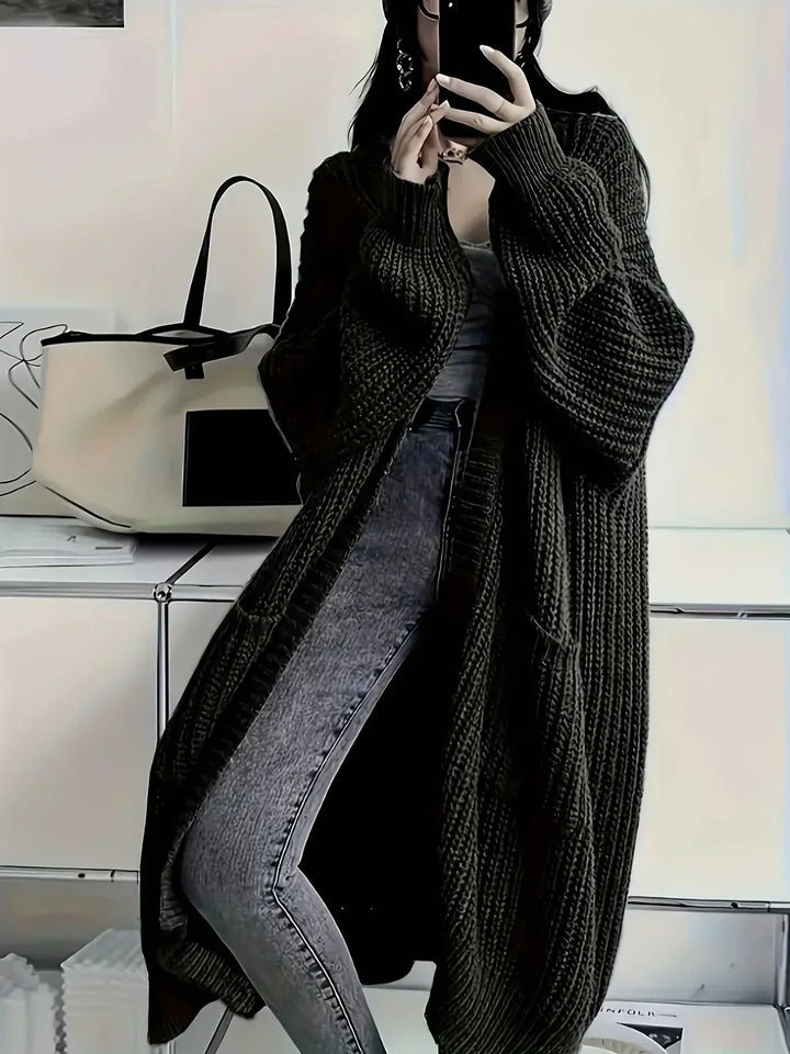 Modische Frau trägt den eleganten Damen Wärme-Cardigan Sophia, vielseitig kombinierbar für Herbst & Winter.