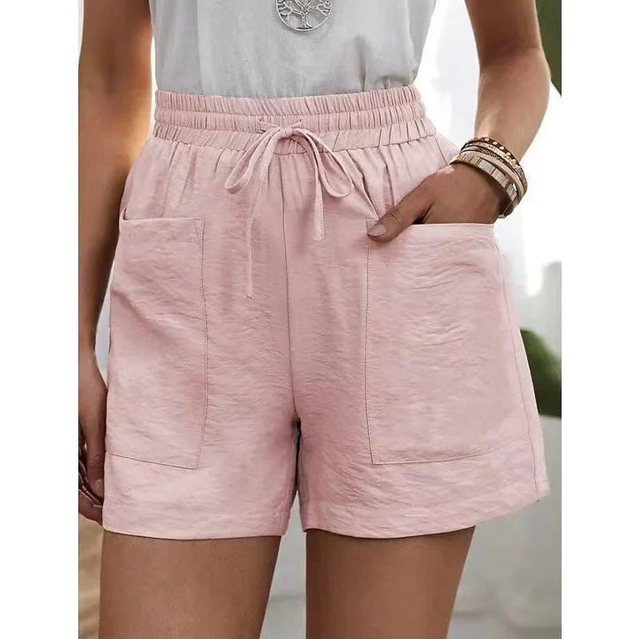 Moderne Damen High Waist Shorts, atmungsaktiv und bequem. Stylisch für jede Sommeraktivität.