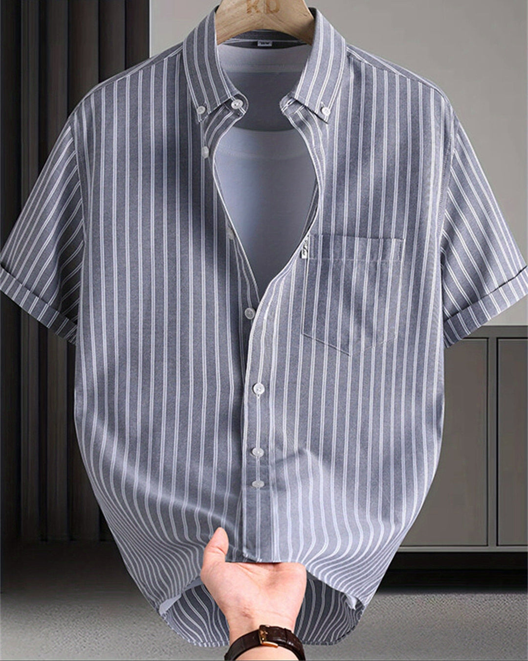 Stilvolles Herren Kurzarm Streifenhemd für Business Casual. Modernes Design, ideal für Büro und Freizeitmode.