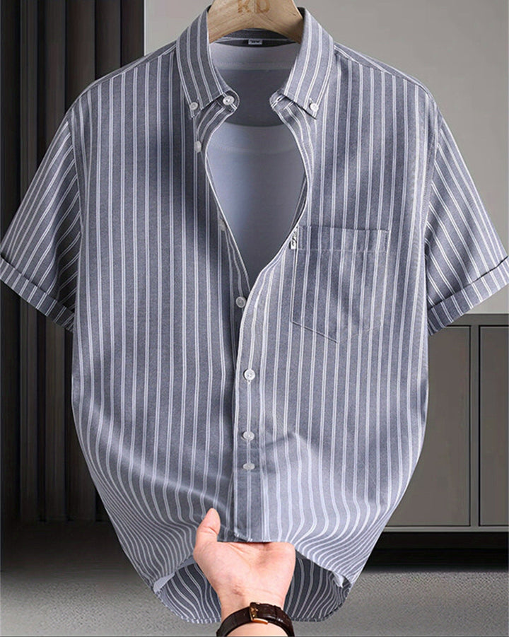 Stilvolles Herren Kurzarm Streifenhemd für Business Casual. Modernes Design, ideal für Büro und Freizeitmode.