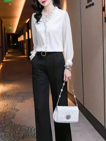 Schicke Langarmbluse für Damen mit eleganten Rüschen und bequemem Schnitt.