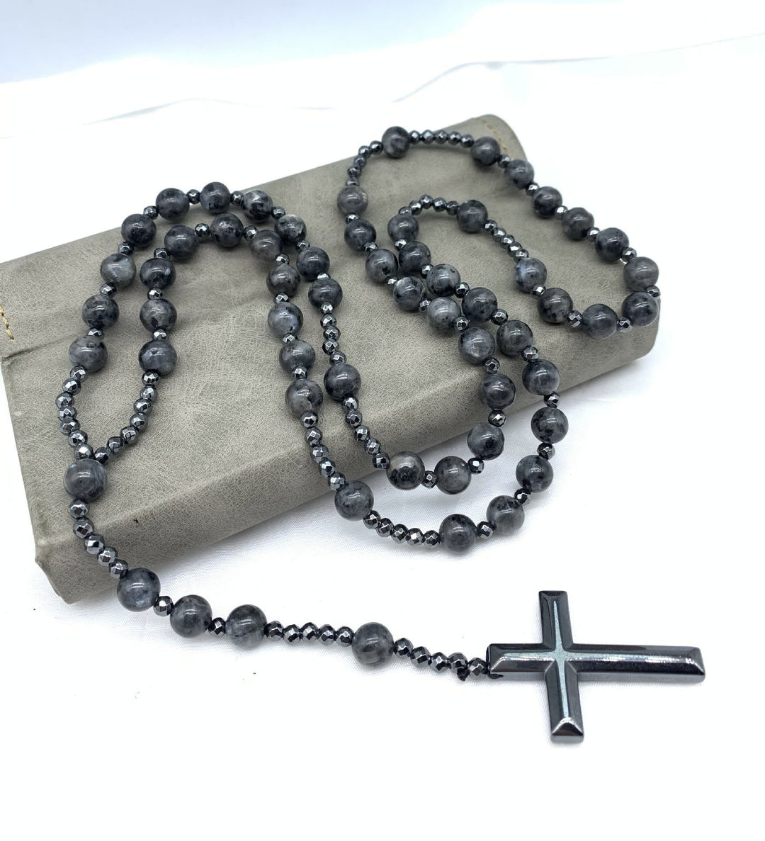 Einzigartige Herrenkette: Spirituelle Kreuz-Rosenkranz-Halskette mit Grauem Jaspis Edelsteinen.