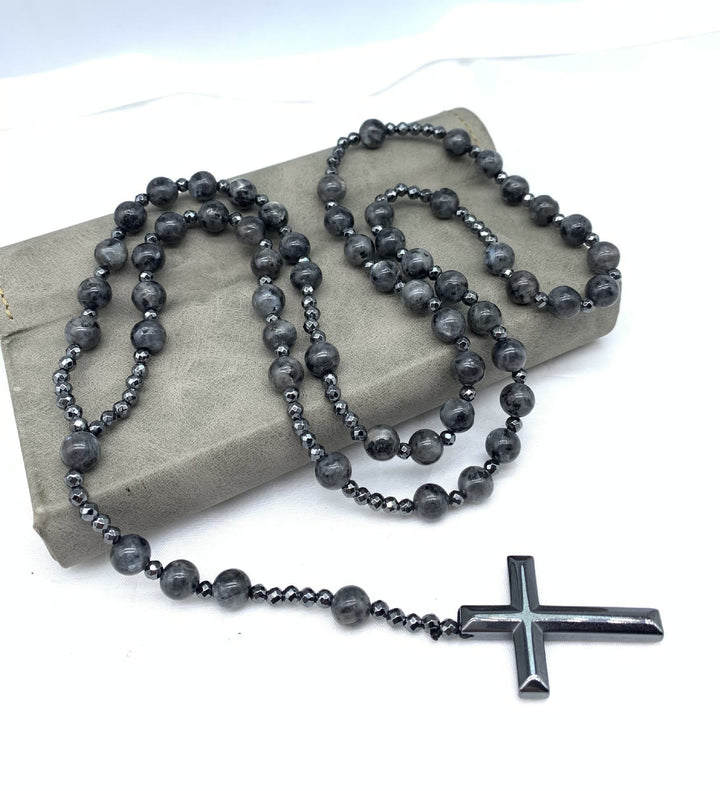 Einzigartige Herrenkette: Spirituelle Kreuz-Rosenkranz-Halskette mit Grauem Jaspis Edelsteinen.