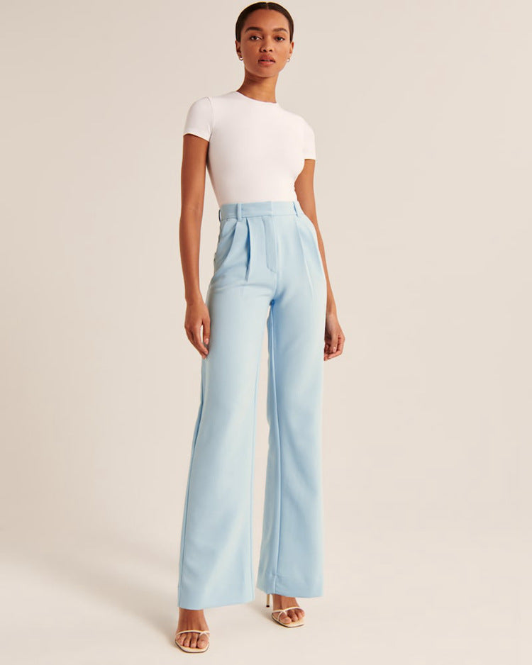 Elegante Damen Business Hose in Hellgraubraun mit weitem Bein und hohem Bund. Modern und komfortabel, mit Seitentaschen.