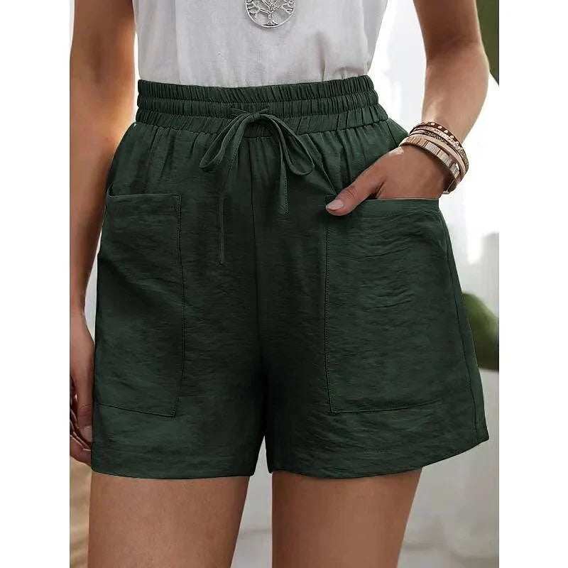 Damen High Waist Shorts in Bewegung, zeigen den bequemen Schnitt und stylischen Look für den Sommer.