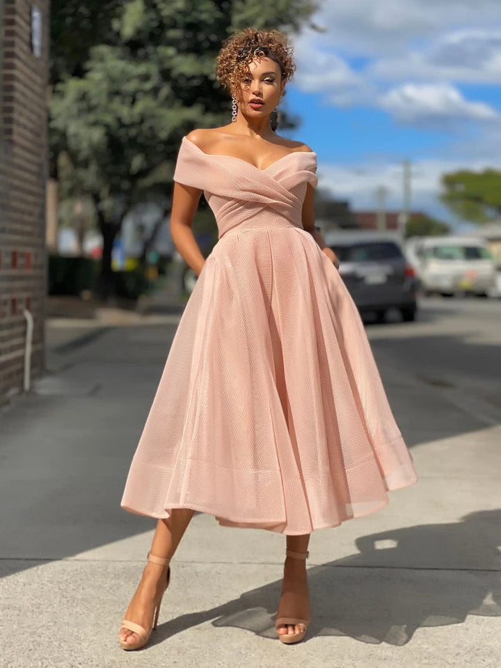 Stilvolles Damen Partykleid, schulterfrei & rückenfrei geschnitten, elegantes Herbstkleid in Midilänge für Feste.