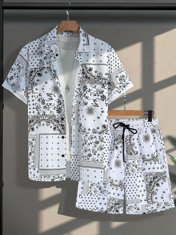 Herren Sommer Freizeit Set mit Bandana-Print, Kurzarmhemd & Shorts, lässige Herrenmode für den Sommer.