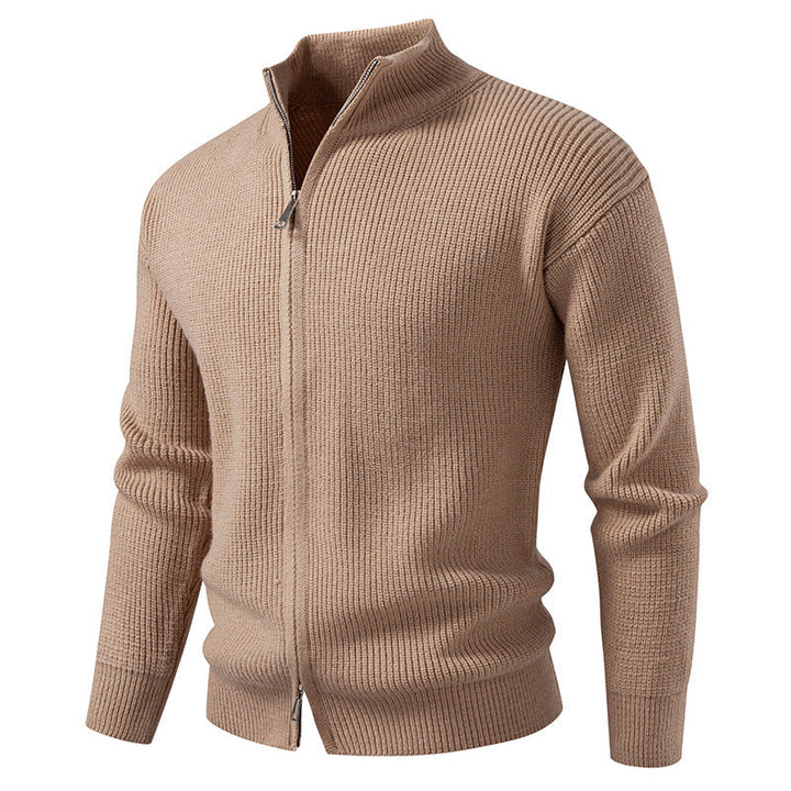 Moderne Herren Strickjacke, Slim Fit Schnitt mit Reißverschluss. Ideal für Casual- und Freizeit-Outfits.