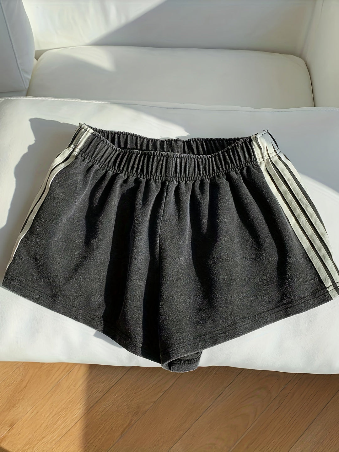 Kurze Hosen Damen, gestreift. Athleisure Shorts für Sport & Freizeit mit hohem Tragekomfort.