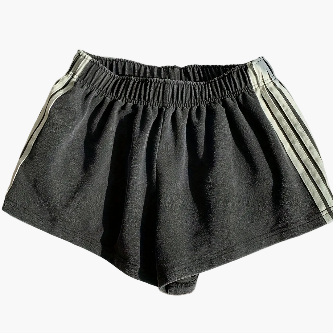 Bequeme Damen Sport Shorts gestreift. Flexible Fitness- & Freizeitshorts mit Gummizug.