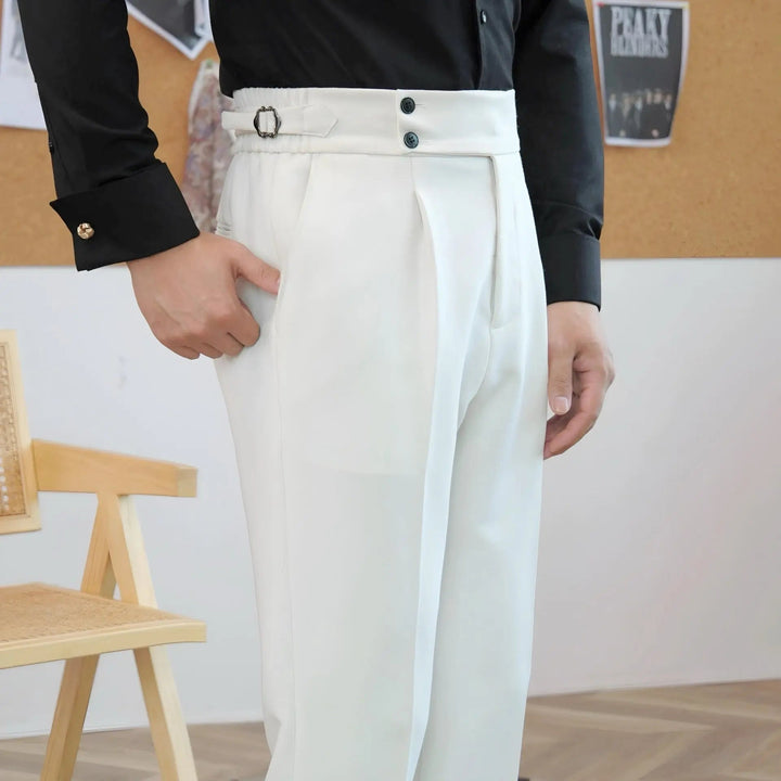 Authentische italienische Herrenhose. Klassische Eleganz, ideal für Business und Freizeit, stilvoll in jeder Saison.