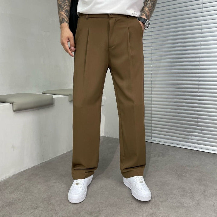Trendige Herrenhose mit weitem Bein in Grau, lockerer Schnitt, ideal für Frühling und Sommer.