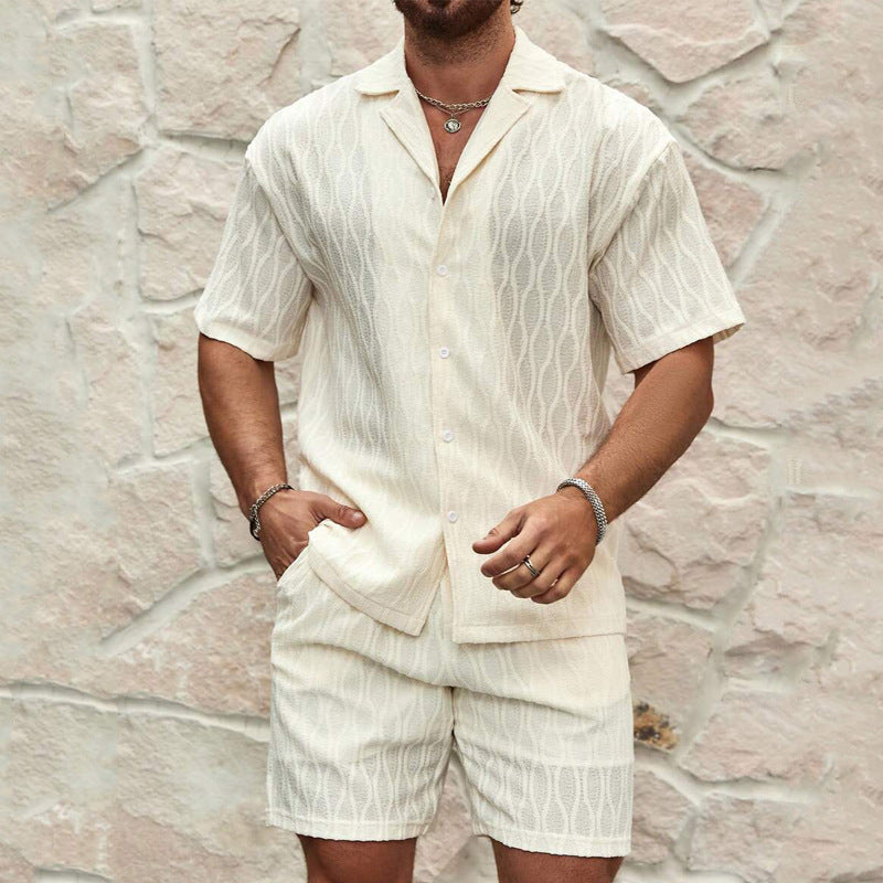 Herren Sommer Zweiteiler in Beige: Lässiges Kurzarmhemd und passende Shorts für Freizeit und Urlaub.