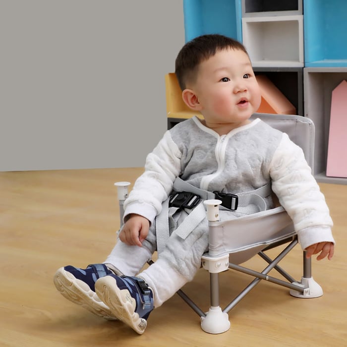 Tragbarer Kinderhochstuhl in Grau, faltbar für unterwegs. Ergonomischer, höhenverstellbarer Babysitz mit Tablett.