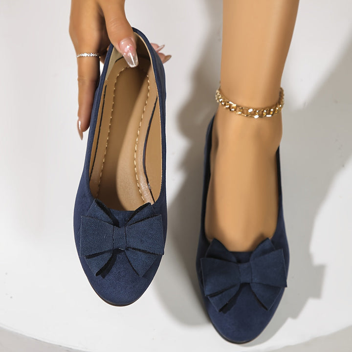 Dame trägt elegante Ballerinas mit gepolsterter Sohle, perfekt für den Stadtbummel.