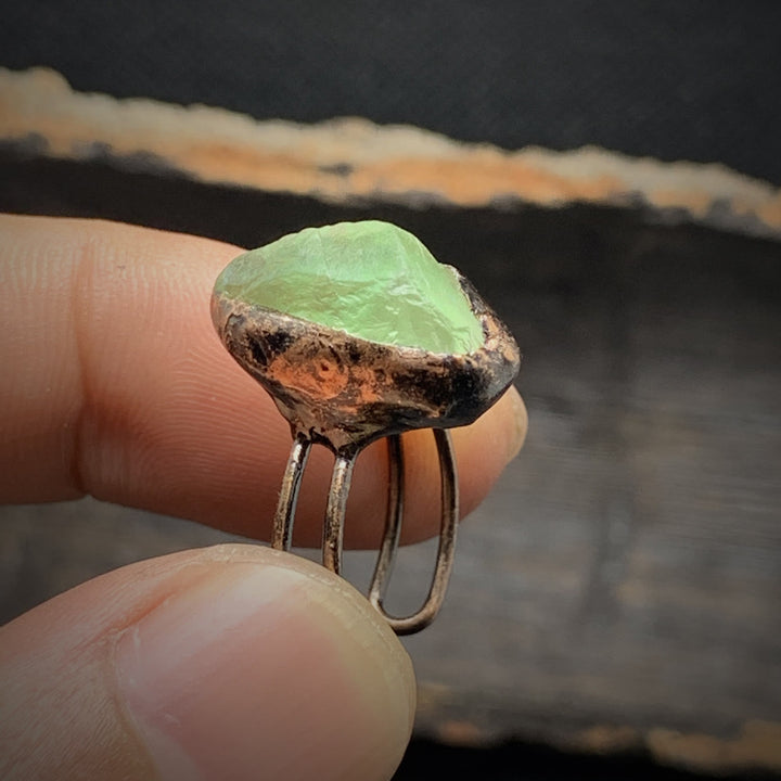 Moderner Rohsteinring für Damen, verstellbar. Naturstein Geburtsstein Schmuck, persönlich & edel.