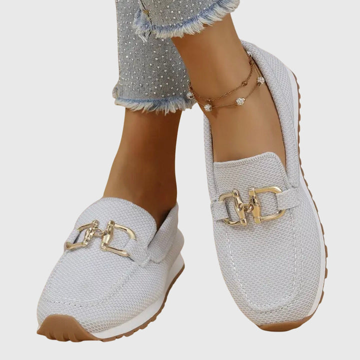 Textur der orthopädischen Damen Loafer Sneakers. Atmungsaktives Material für maximalen Komfort.
