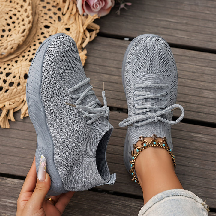 Nahaufnahme der gepolsterten Innensohle der leichten Freizeitschuhe für Damen. Maximaler Komfort für die Füße.