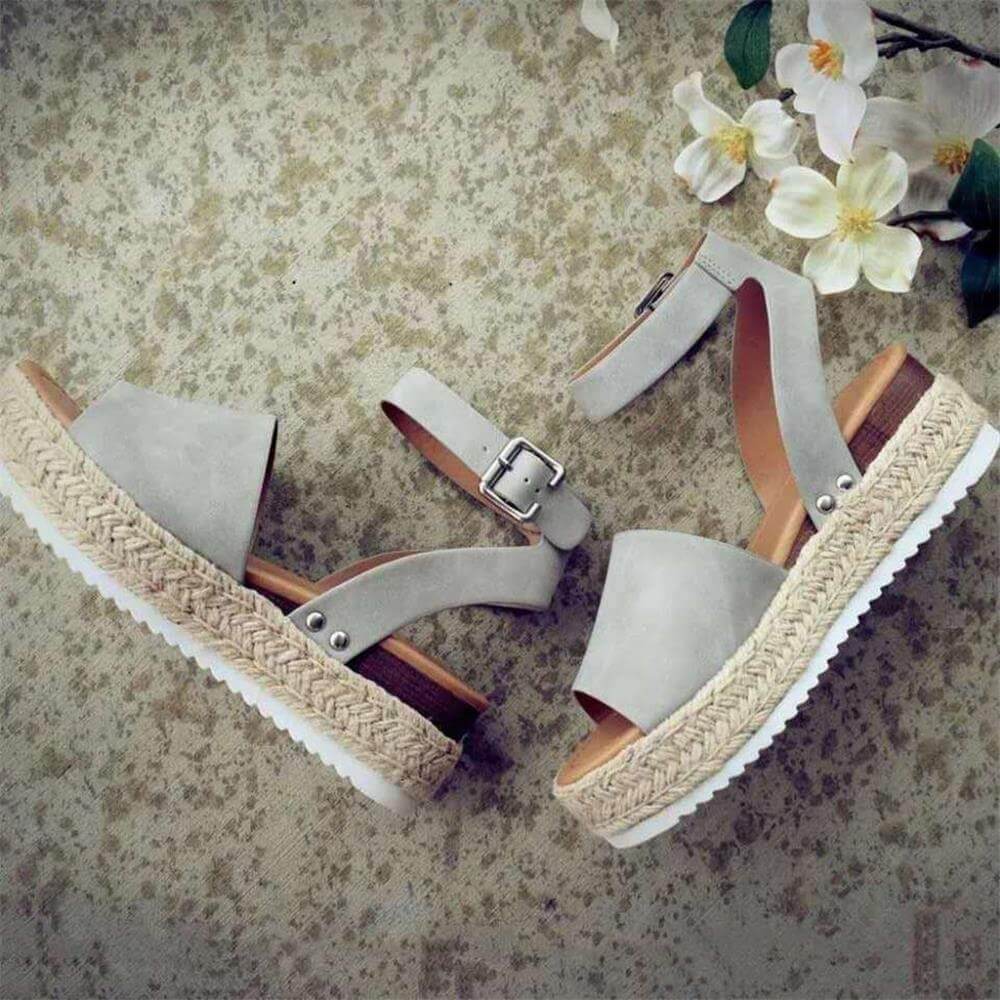 Nahaufnahme der Livia Plateau-Espadrille Sandalen: Detail des Keilabsatzes und der Riemchen.