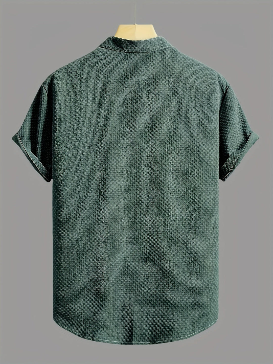 Mann trägt bequemes Kurzarm Freizeit Hemd im modernen Lagenlook. Perfekt für urbane Sommer-Looks.