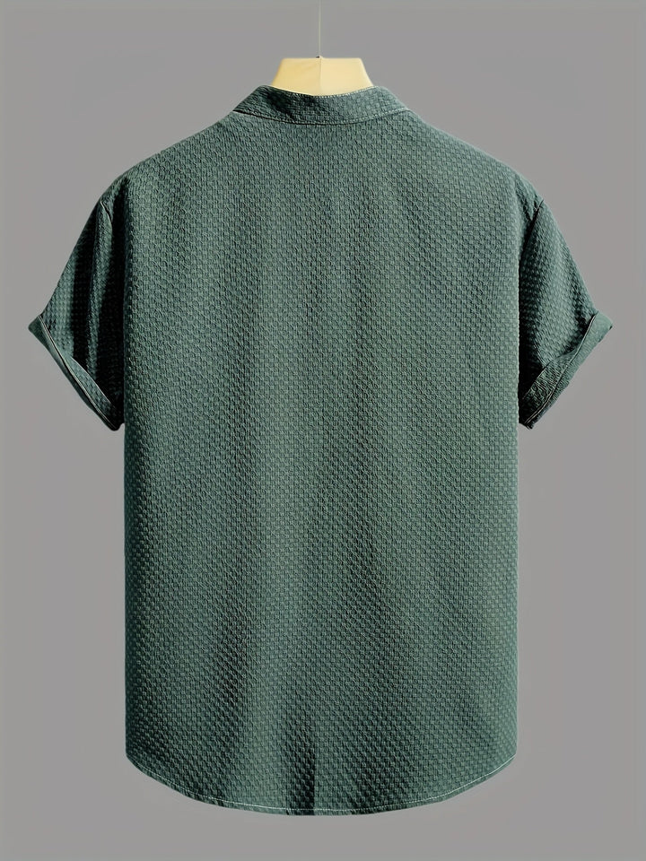 Mann trägt bequemes Kurzarm Freizeit Hemd im modernen Lagenlook. Perfekt für urbane Sommer-Looks.