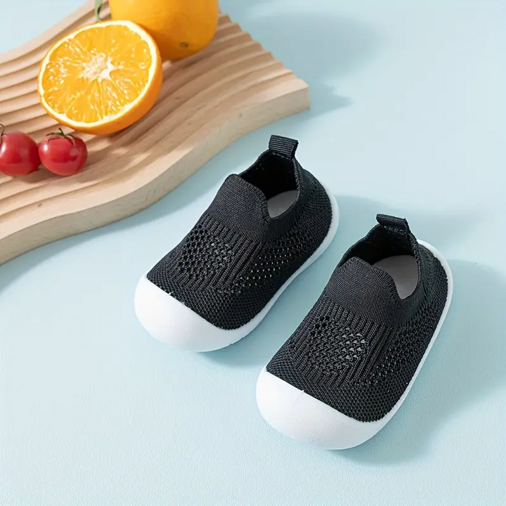 Nahaufnahme der flexiblen Sohle der StepEase Kinder Barfußschuhe. Fördert natürliche Bewegung, leicht & bequem.