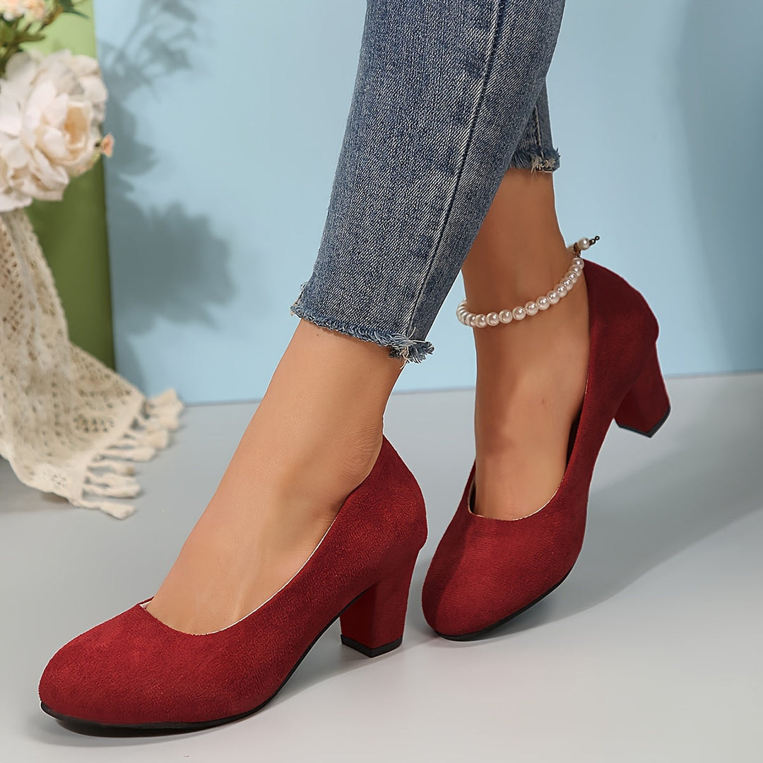 Komfortable Damenschuhe: Weite Pumps mit 5cm Absatz. Zeitloses Design, verfügbar in Rot, Blau, Schwarz.