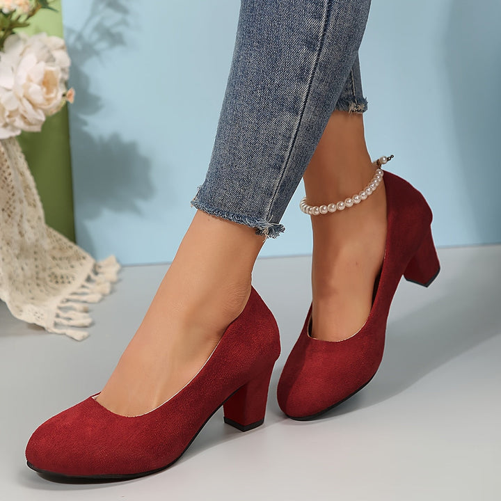 Komfortable Damenschuhe: Weite Pumps mit 5cm Absatz. Zeitloses Design, verfügbar in Rot, Blau, Schwarz.