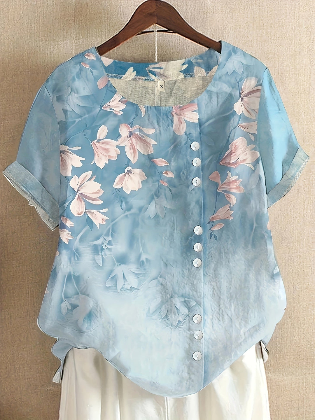Leichte Damen Sommerbluse im Vintage-Stil mit Blumenprint und Knopfleiste für hohen Komfort.