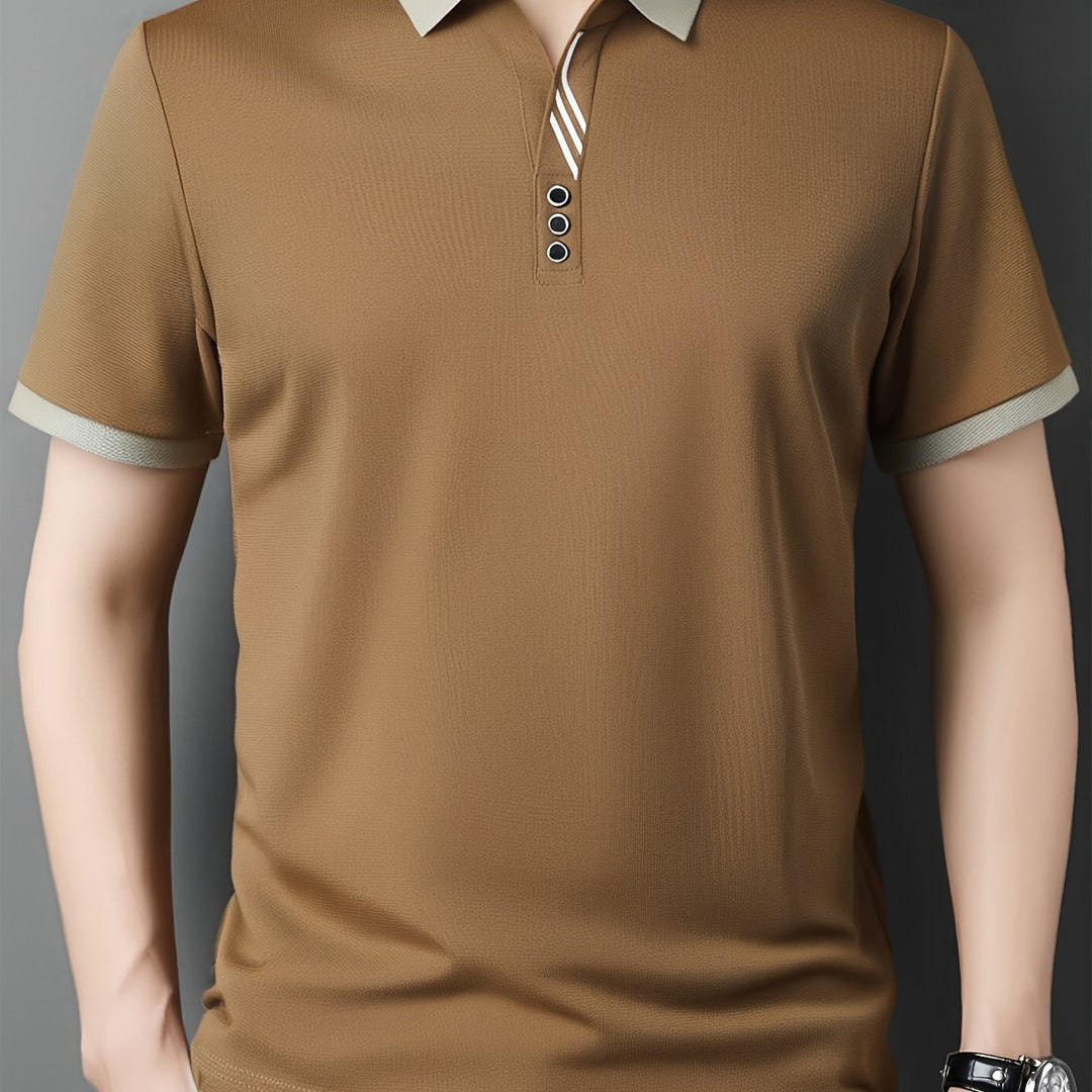 Seitliche Ansicht des Herren Poloshirts, kurzärmelig, mit elegantem Kontrastkragen-Design.
