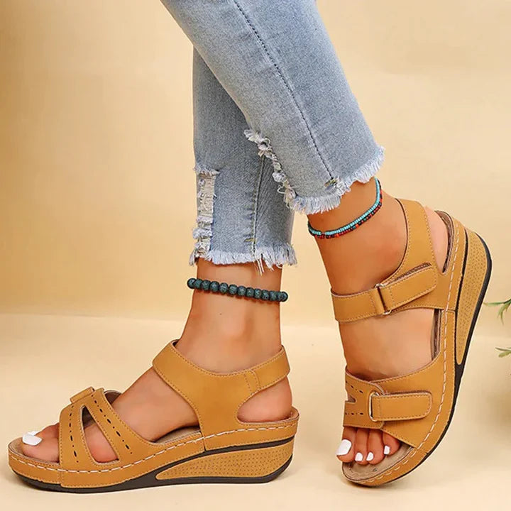 Orthopädische Damen Sandalen mit integrierter Fußgewölbestütze für langanhaltenden Komfort.