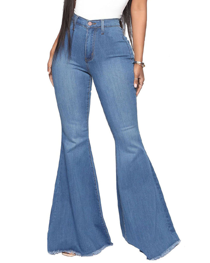 Ganzkörperansicht einer Frau in elastischen, mehrfarbigen High Waist Flare Jeans.