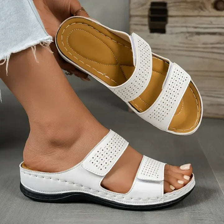 Bequeme Damen Pantoletten mit verstellbaren Riemen, stilvolle orthopädische Sandalen für den Sommer.