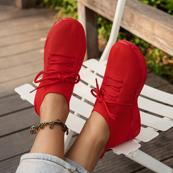 Nahaufnahme der Schnürung der leichten Damenschuhe. Bequeme Freizeitschuhe, die sich perfekt anpassen.