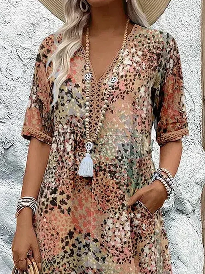 Romantisches, rosanes Damen Blumenkleid, Midi, V-Ausschnitt. Luftiges Sommerkleid für Freizeit & Urlaub.