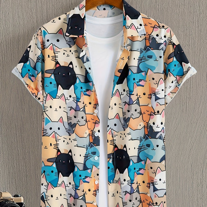 Detailansicht des originellen Katzenmotivs auf dem vielseitigen Herren Sommerhemd mit kurzen Ärmeln.