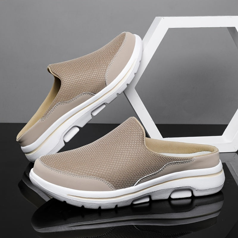 Atmungsaktive Herren-Hausschuhe am Fuß, bequem und rutschfest, perfekt als Ganzjahres-Komfortschuh.