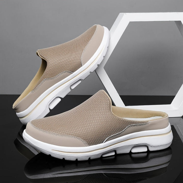 Atmungsaktive Herren-Hausschuhe am Fuß, bequem und rutschfest, perfekt als Ganzjahres-Komfortschuh.