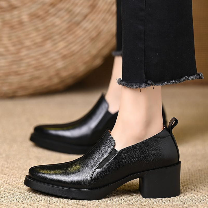 Elegante schwarze Damenpumps mit bequemem Blockabsatz & modischer eckiger Spitze. Ideal als Büroschuhe.