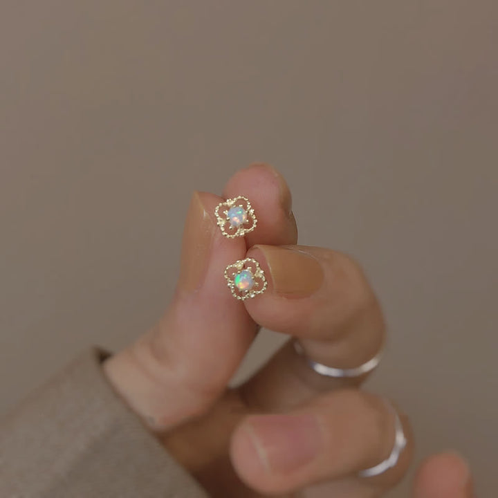 Damen-Ohrringe, Vintage-Opal-Ohrringe am Ohr getragen, strahlen zeitlose Eleganz aus.
