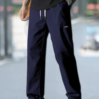 Bequeme Herren Freizeithose in geradem, lockerem Schnitt, ideal für Streetwear und Alltag.