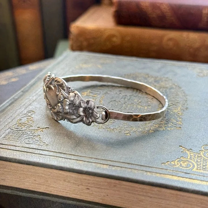 Schmuckstück: Damen Armband im Vintage-Design, silberfarben mit feiner floraler Gravur; für jeden Anlass.