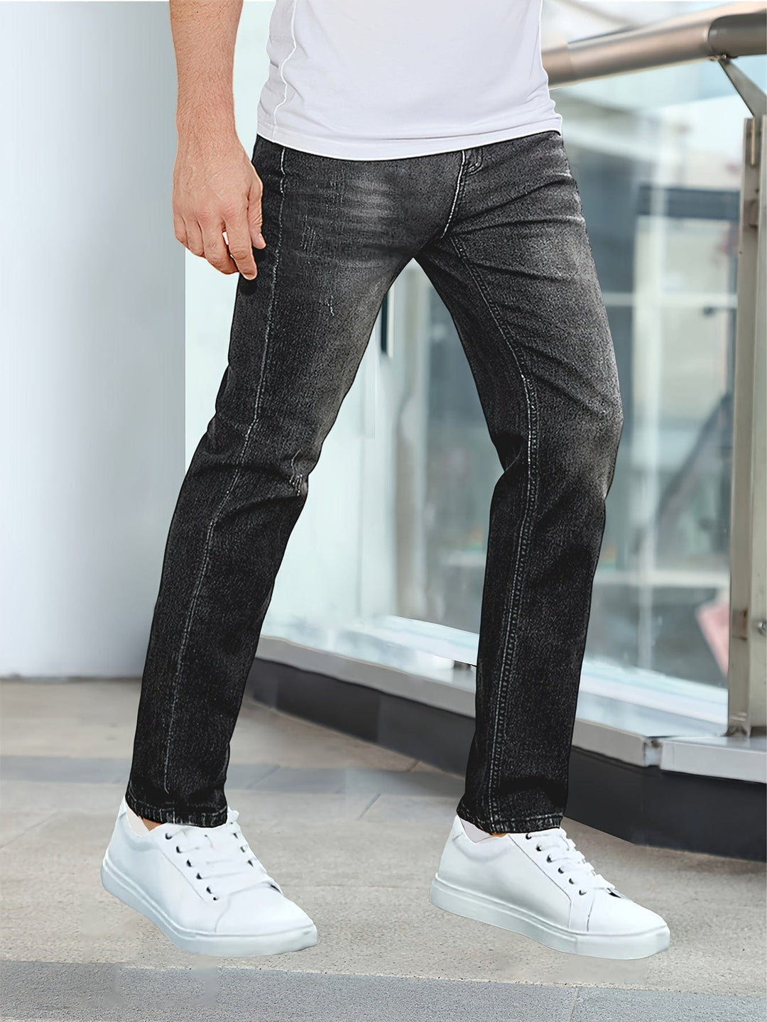 Nahaufnahme: Flexibler Stretch-Stoff der blauen Herrenjeans, für optimalen Tragekomfort im Alltag.