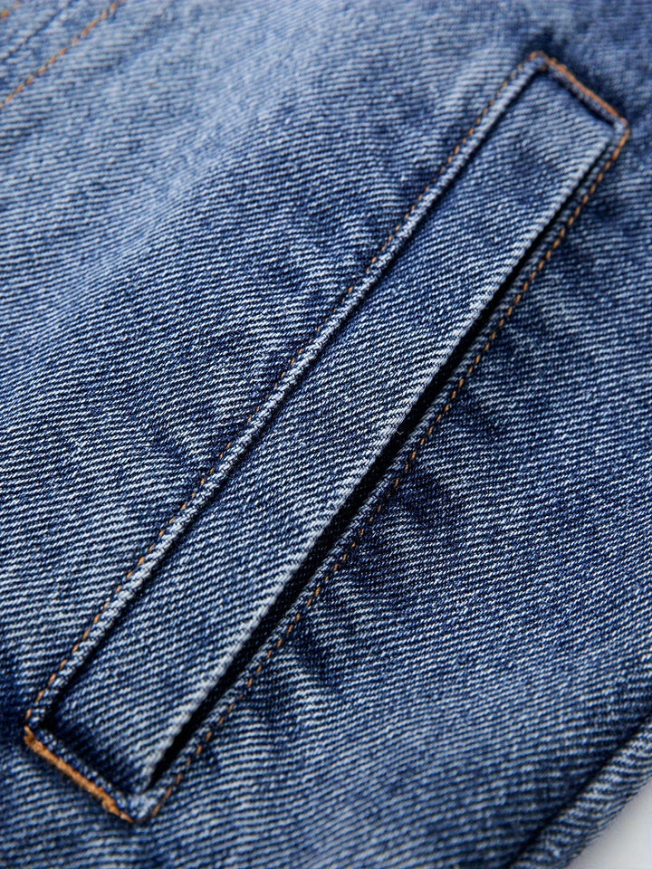 Kombinierbare Herren-Jeansweste aus Denim, ideal über T-Shirts für entspannten Urban-Casual-Stil.