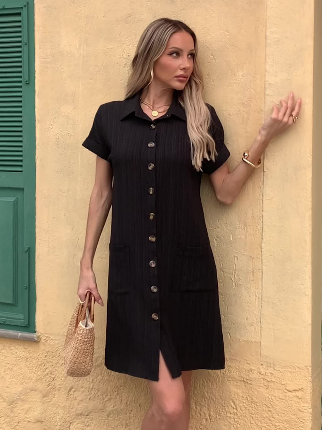 Lässiges Hemdkleid für Damen mit durchgehender Knopfleiste, kurzer Ärmel & bequemem Schnitt.