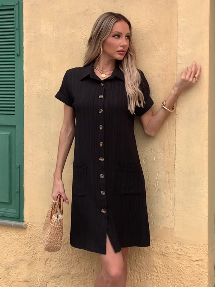 Lässiges Hemdkleid für Damen mit durchgehender Knopfleiste, kurzer Ärmel & bequemem Schnitt.