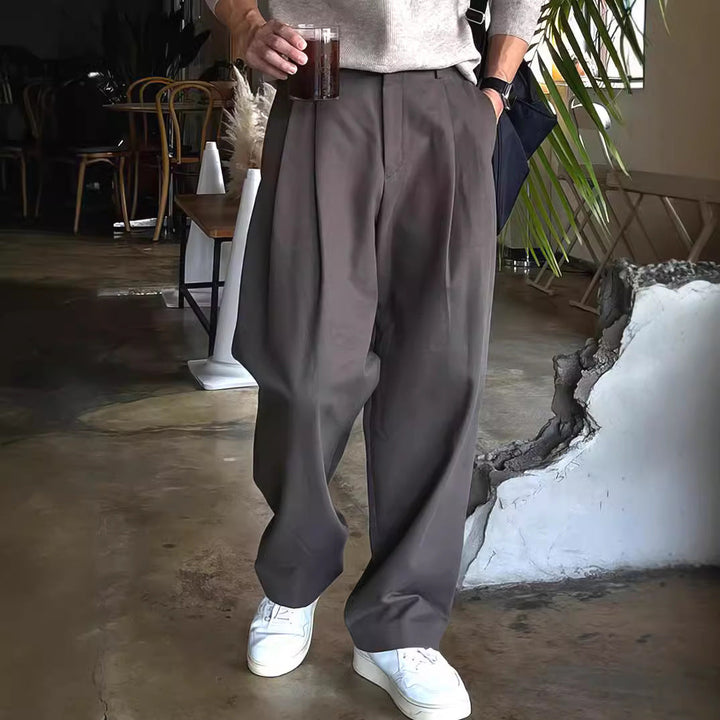 Herrenhose mit weitem Bein, lockerem Schnitt & atmungsaktivem Stoff. Bequeme Freizeithose für Frühling und Herbst.
