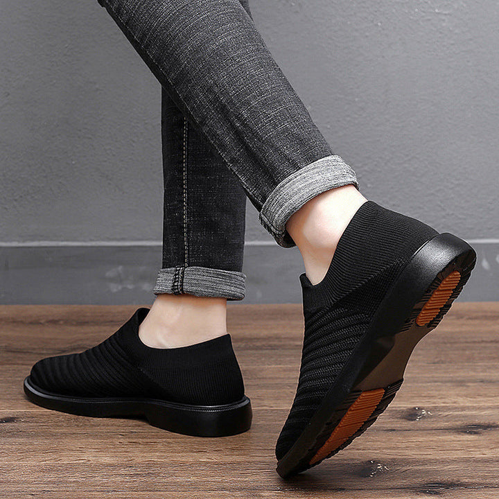 Atmungsaktive Herren Alltagsschuhe, schwarze Sommer Sneaker für Männer. Leichte Freizeitschuhe mit flacher Sohle.
