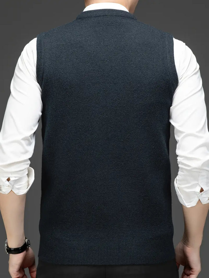 Herren Slim Fit Strick-Bodywarmer in Blau mit V-Ausschnitt, perfekt über einem Business-Hemd getragen.